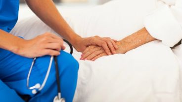 Si el tumor es pequeño, se lo puede extraer. Si en cambio está muy extendido, se lo debe abordar con otros tratamientos.