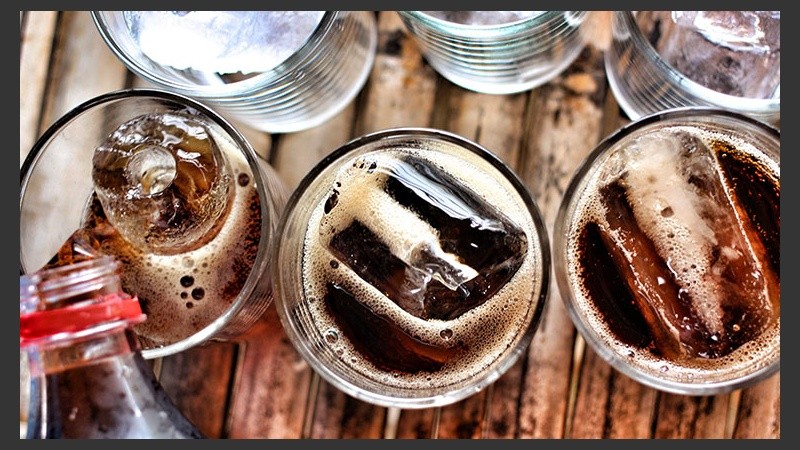 Ni las bebidas azucaradas ni las artificialmente edulcoradas son buenas para el cuerpo y el cerebro.