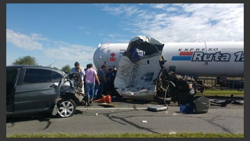 Los vehículos quedaron muy dañados.