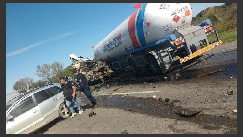 Los vehículos quedaron muy dañados.