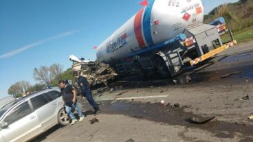 Los vehículos quedaron muy dañados.