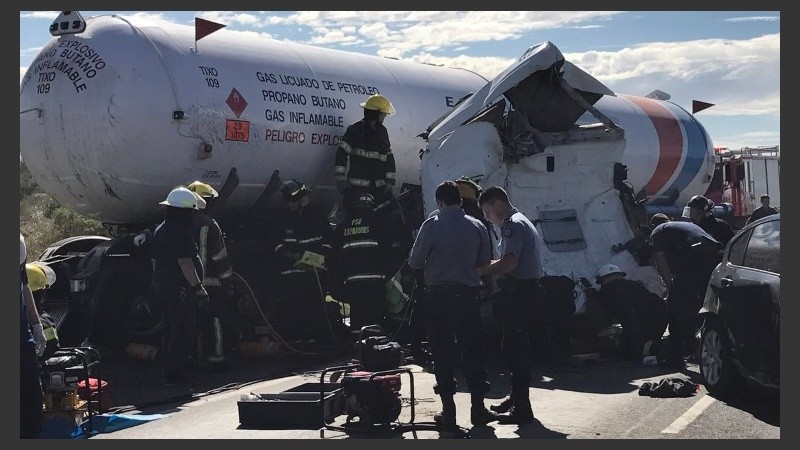 El hombre que manejaba el camión con gas licuado llevó la peor parte.