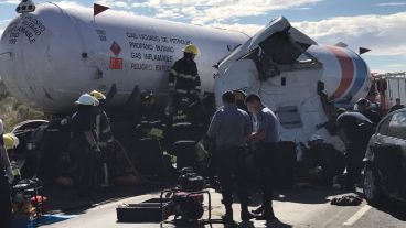 El hombre que manejaba el camión con gas licuado llevó la peor parte.