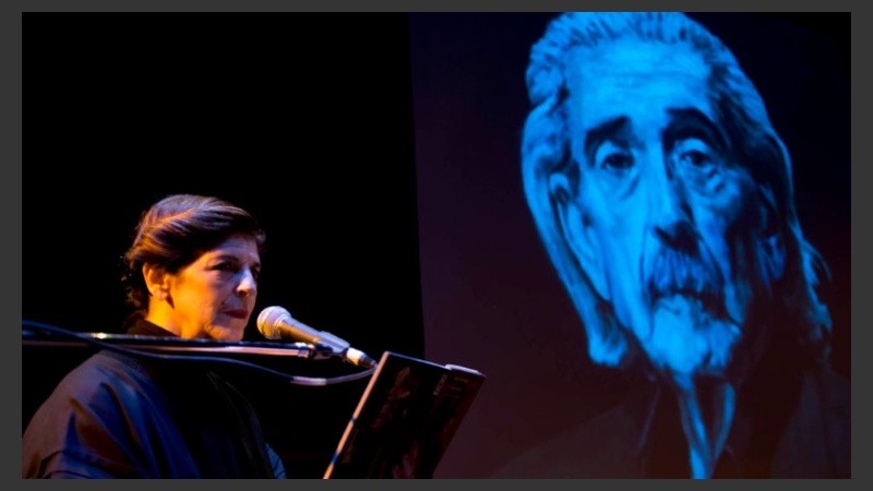 “Amaramara” está integrado por una selección de 26 poemas dedicados a Mara La Madrid, pareja de Juan Gelman.