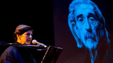 “Amaramara” está integrado por una selección de 26 poemas dedicados a Mara La Madrid, pareja de Juan Gelman.