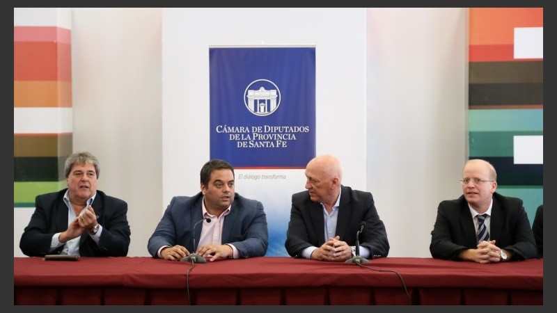 De izquierda a derecha, Rubeo, Triacca, Bonfatti y Contigiani encabezando la reunión. 