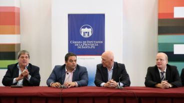 De izquierda a derecha, Rubeo, Triacca, Bonfatti y Contigiani encabezando la reunión.