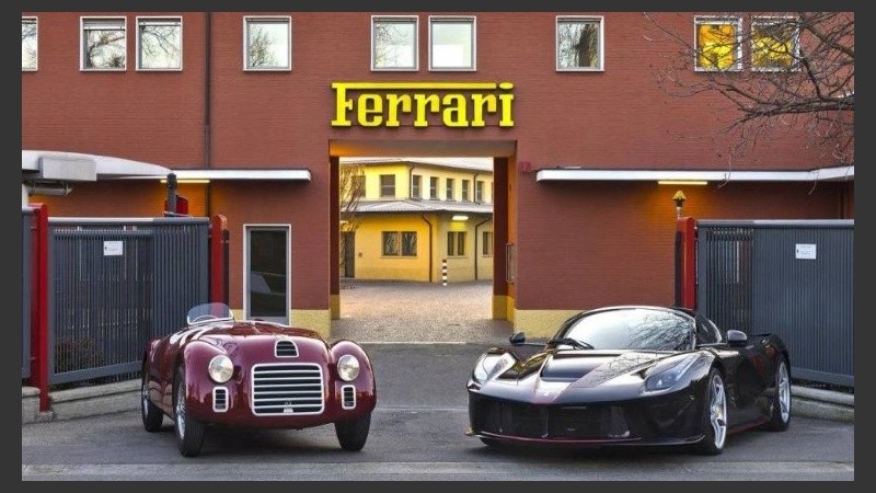 El primer y el último modelo de Ferrari en la puerta de Maranello.