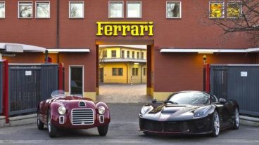 El primer y el último modelo de Ferrari en la puerta de Maranello.