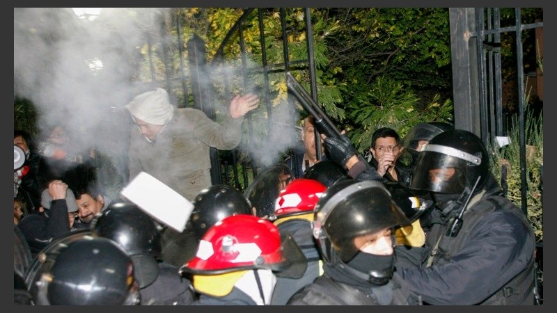 Los manifestantes quisieron ingresar a la casa oficial de la gobernadora y la Policía reprimió.