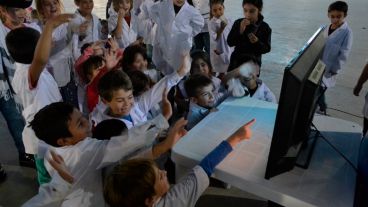 Los chicos se sorprenden al observar a sus compañeros en la televisión.