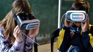 Juegos de realidad virtual. Chicos y grandes se animaron a probarlos.
