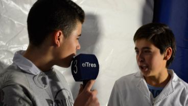 Los chicos dejaron sus mensajes en el estudio de televisión.