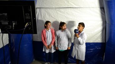 Los chicos dejaron sus mensajes en el estudio de televisión.