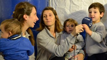 Las maestras acompañaron a los más chiquitos.