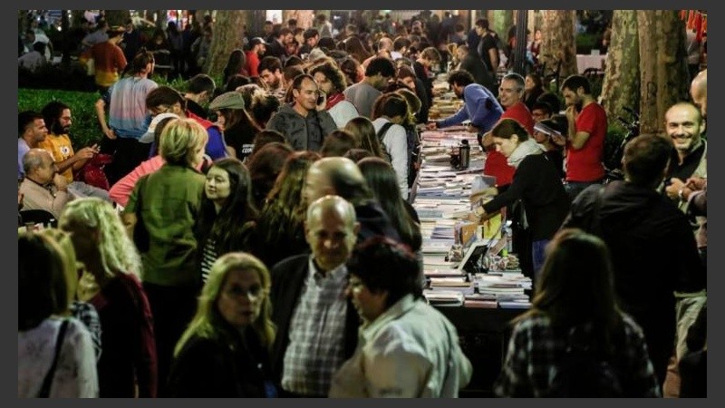 Cientos de rosarinas y rosarinos se sumarona  La noche de las Librerías