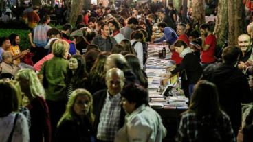 Cientos de rosarinas y rosarinos se sumarona  La noche de las Librerías