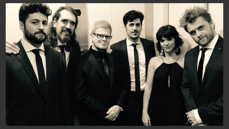 Gustavo Santaolalla rodeado de su banda: Javier Casalla, Andrés Beeuwsaert, Barbarita Palacios, Nicolás Rainone y Pablo González .