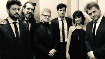 Gustavo Santaolalla rodeado de su banda: Javier Casalla, Andrés Beeuwsaert, Barbarita Palacios, Nicolás Rainone y Pablo González .