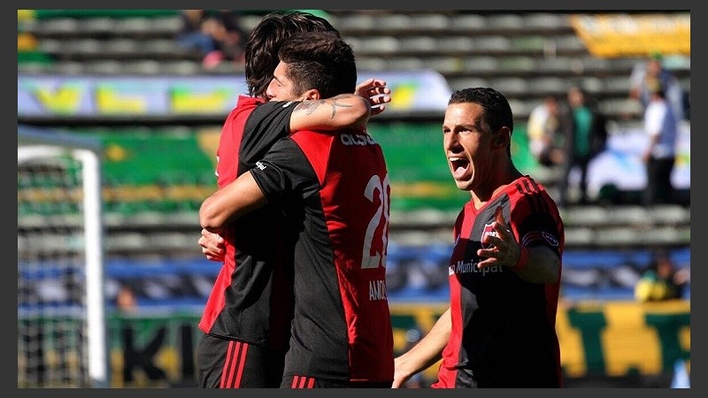 Maxi se suma al abrazo de Formica y Amoroso.