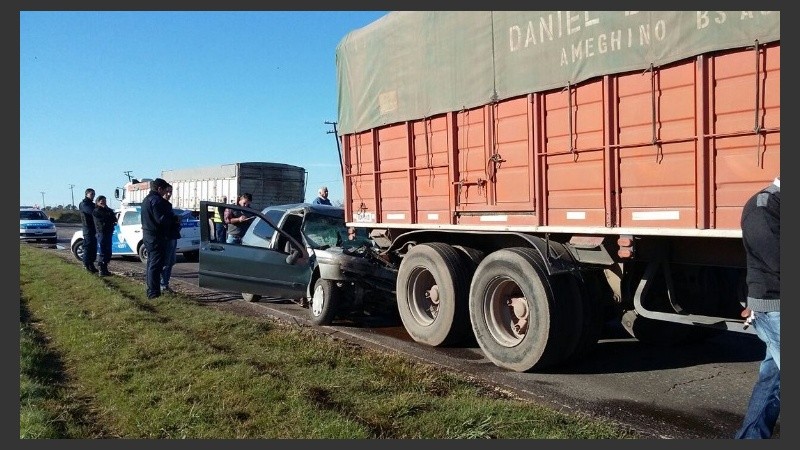 Un Renault Clio chocó de atrás a un camión que bajó la velocidad por el siniestro vial.
