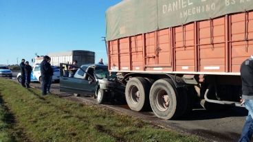 Un Renault Clio chocó de atrás a un camión que bajó la velocidad por el siniestro vial.