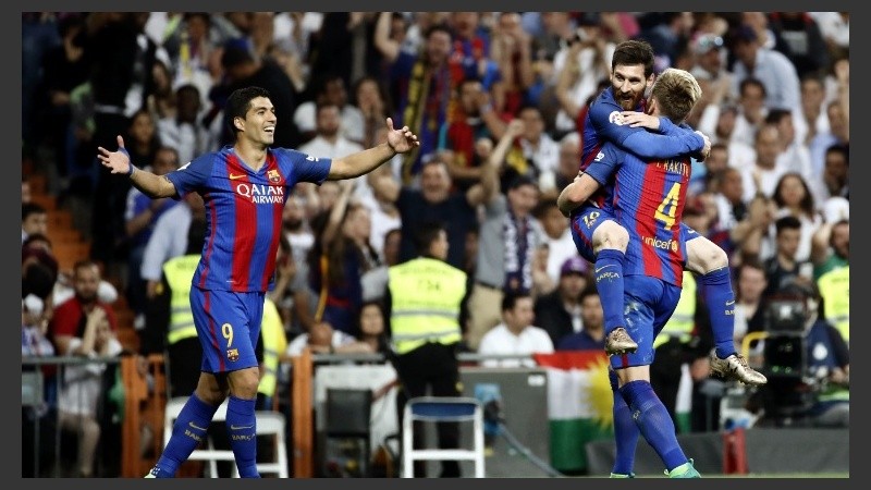 Abrazo de gol. Messi llegó a los 500 gritos.
