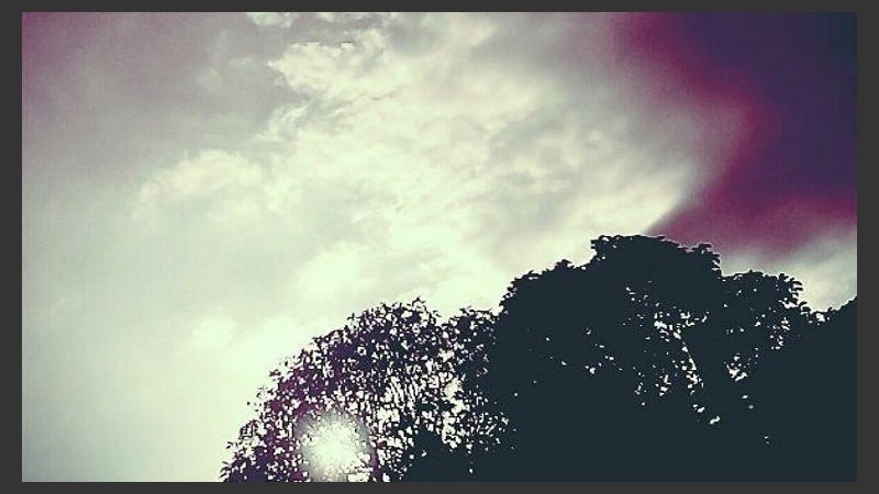 Un cielo cruzado de nubes y un sol que lo intenta. 