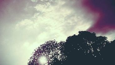 Un cielo cruzado de nubes y un sol que lo intenta.