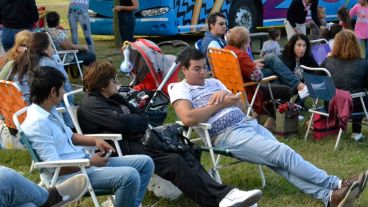 La gente aprovechó el hermoso día para instalarse con reposeras en el predio del ferrocarril.