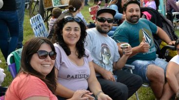 La gente aprovechó el hermoso día para instalarse con reposeras en el predio del ferrocarril.