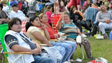 La gente aprovechó el hermoso día para instalarse con reposeras en el predio del ferrocarril.