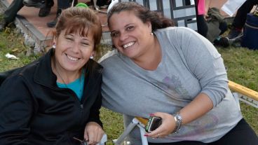 La gente aprovechó el hermoso día para instalarse con reposeras en el predio del ferrocarril.