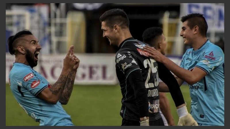 El arquero Dituro celebra el gol con sus compañeros de Bolívar. 