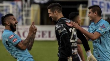 El arquero Dituro celebra el gol con sus compañeros de Bolívar.