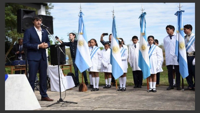 Bullrich cree en la incorporación de las religiones en la educación. 