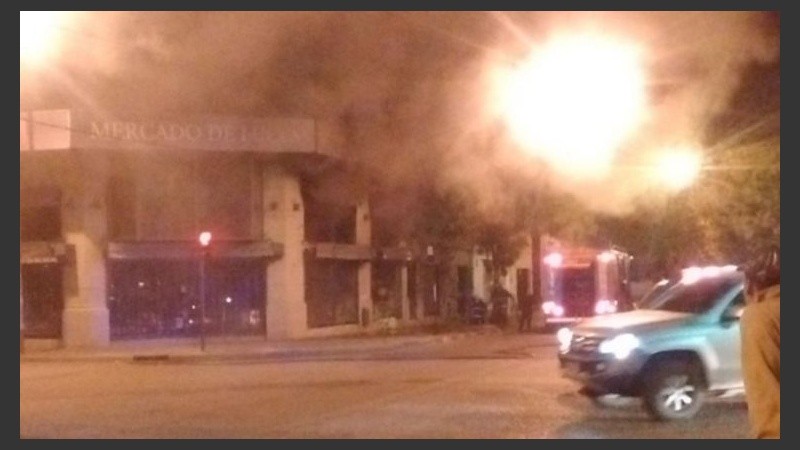 El momento en que la casa de luminarias se prendía fuego. 