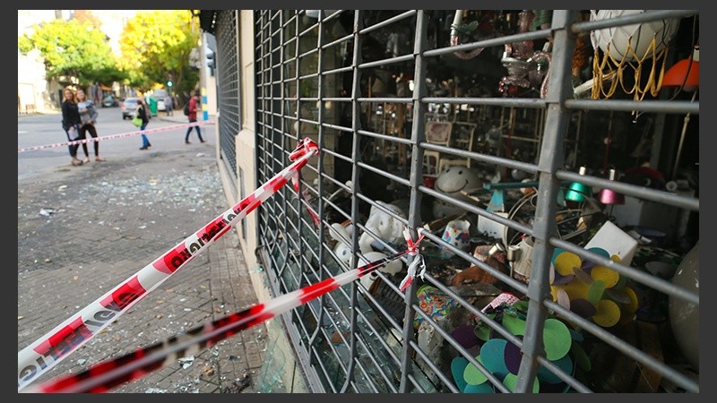 El fuego produjo serios daños dentro y fuera del local. 