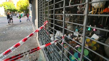 El fuego produjo serios daños dentro y fuera del local.