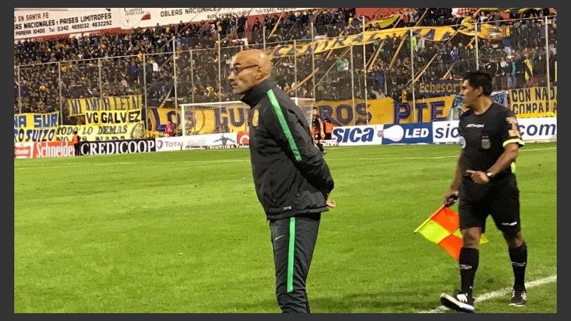 Montero siguió el partido con intensidad. 