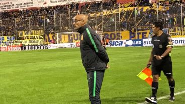 Montero siguió el partido con intensidad.