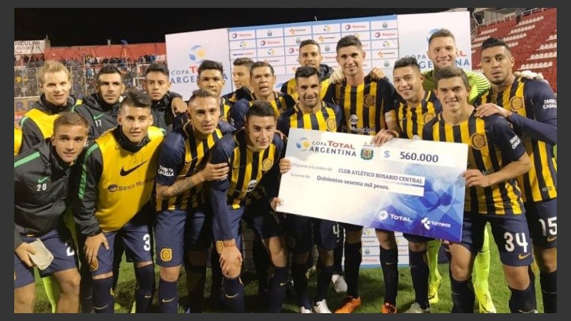 Central y la clásica foto con el cheque de la clasificación. 