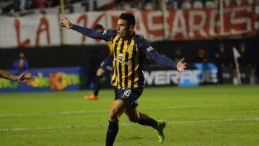 Mauricio Martínez en pleno festejo de su golazo.