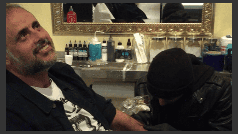 El conductor de Intrusos sumó un nuevo tatoo.