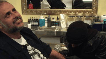 El conductor de Intrusos sumó un nuevo tatoo.