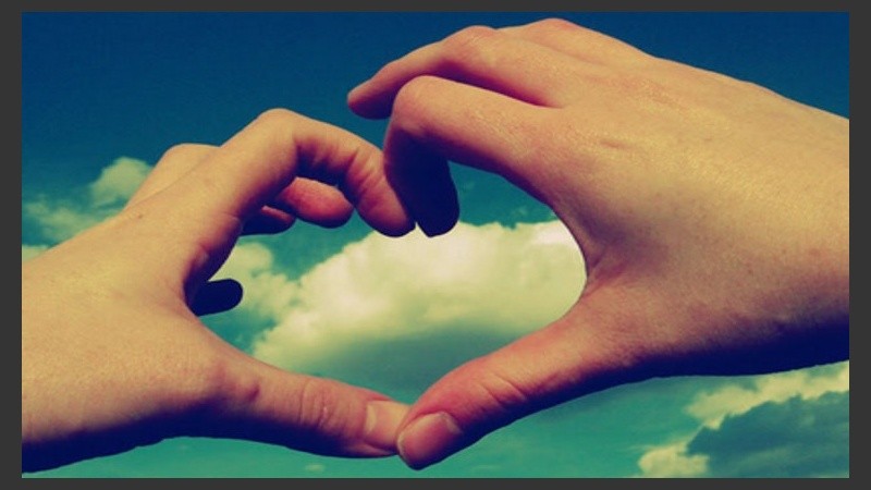 Los rosarinos optan cada vez más por convivir y cada vez menos por casarse. 