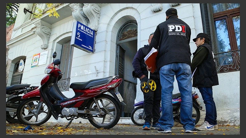 Personal de la PDI en la comisaría de Italia al 2100 este miércoles por la mañana.