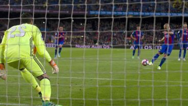 Masche aseguró el penal con un disparo fuerte al medio.