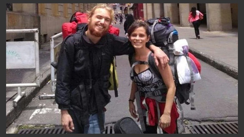 La pareja de novios se conoció durante uno de los viajes que realizó Cinthia.   