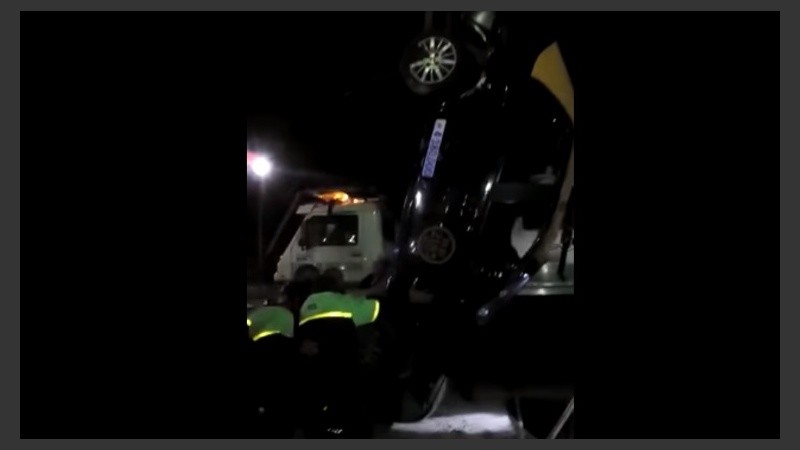 El momento en que sacan el taxi del pozo. 